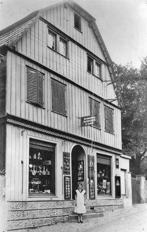 Heutiges Firmenanwesen, Hauptstraße 47 Vor dem Haus steht Anna Lautz. Sie war die jüngste Tochter von Kaspar Lautz und die Mutter seines Enkels und Firmennachfolgers Bertram Rahm