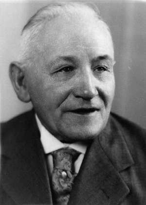 Kaspar Lautz Kaspar Lautz, Buchdruckermeister 1901 Gründer der Druckerei Lautz in Asbach * 4. Januar 1875 in Trier, † 29. Januar 1958 in Asbach Kaspar Lautz Kaspar Lautz, Buchdruckermeister 1901 Gründer der Druckerei Lautz in Asbach * 4. Januar 1875 in Trier, † 29. Januar 1958 in Asbach